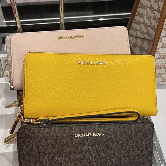 Michael Kors Jet Set Travel Large Travel CONTINENTAL 
BUTTER - Picture 2 of 16